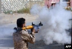 A Libyan fighter loyal to the Government of National Accord fires a rocket propelled grenade during clashes with forces loyal to strongman Khalifa Haftar south of the capital Tripoli's suburb of Ain Zara, April 20, 2019.