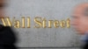 人们走过纽约金融中心华尔街 (2018年4月2日)