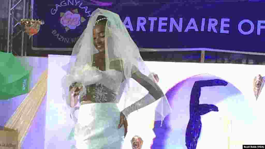 Une très jolie robe de mariée en Bazin, au Festival du Bazin, 2e édition, à Bamako, Mali, 16 octobre 2015. (VOA/Scott Bobb)