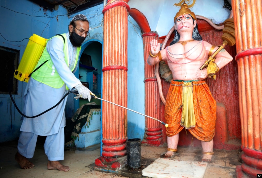 Un voluntario desinfecta un templo hindú en un esfuerzo por contener el brote del coronavirus, en Karachi, Pakistán. 