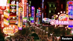 Noche colorida de comercio en una calle de Shangai, en China.