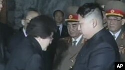 Bà Lee Hee-ho gặp lãnh tụ Kim Jong Un năm 2011, khi bà đến viếng tang của thân phụ Lãnh tụ Kim là cựu Lãnh tụ Kim Jong Il. (Ảnh chụp từ video của hãng tin APTN).