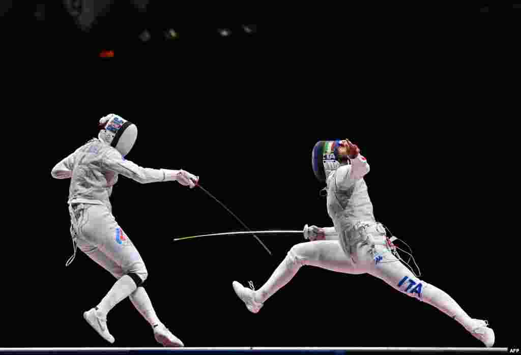 لاریسا کوربینواف، ورزشکار روسی در رشتهٔ شمشیرزنی زنان توانست مدال برنز را کسب کند