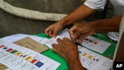 ရန်ကုန်မြို့တွင် အသက် ၆၀ အထက် လူကြီးများ မဲပေးကြသည့် မြင်ကွင်းတချို့။ (အောက်တိုဘာ ၂၉၊ ၂၀၂၀)
