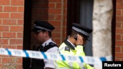 Seorang petugas polisi berdiri di luar sebuah gedung yang sedang digerebeg setelah ditangkapnya seorang pria yang diduga terkait ledakan kereta api bawah tanah di Stanwell, dekat bandara Heathrow, Inggris, 17 September 2017. (Foto: dok).
