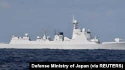 日本海上自衛隊拍攝的中國一艘軍艦2021年10月18日通過津輕海峽的情景。（路透社圖片）