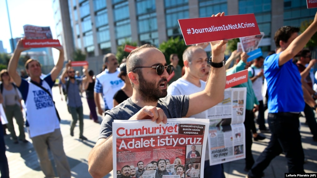 Turqi, dhjetëra gazetarë akuzohen për mbështetje të një grupi terrorist