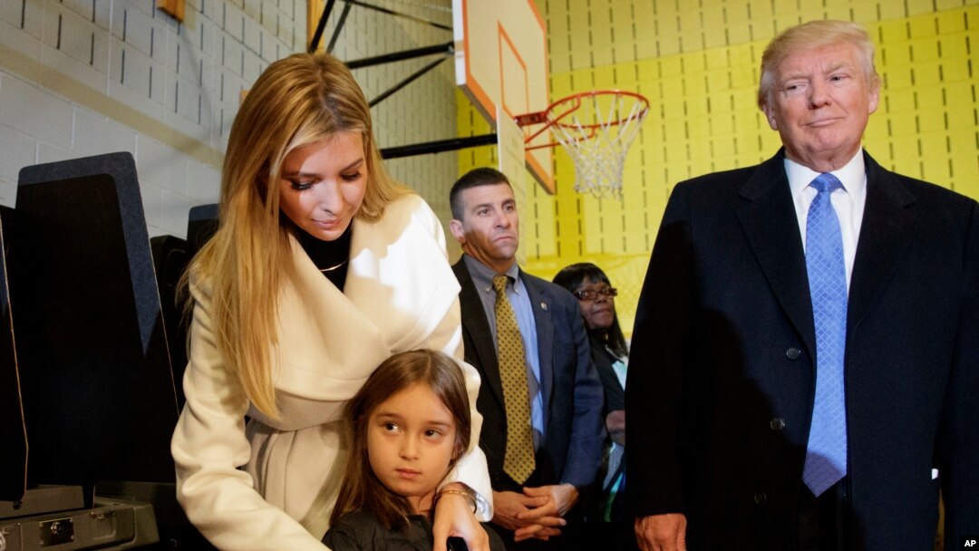 Ivanka Trump beserta putrinya Arabella dan ayahnya, Presiden terpilih Donald Trump, di sebuah TPS di New York, pada hari pemilihan umum.