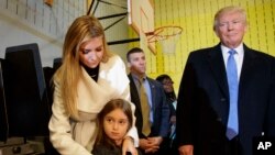 Ivanka Trump beserta putrinya Arabella dan ayahnya, Presiden terpilih Donald Trump, di sebuah TPS di New York, pada hari pemilihan umum.