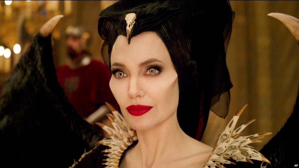 Esta imagen distribuida por Disney muestra a Angelina Jolie como Maleficent en una escena de "Maleficent: Mistress of Evil". (Disney via AP).