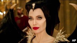 Esta imagen distribuida por Disney muestra a Angelina Jolie como Maleficent en una escena de "Maleficent: Mistress of Evil". (Disney via AP).