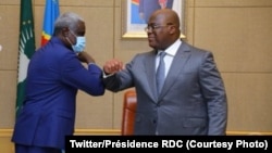 Moussa Faki Mahamat (G), mokambi ya Commission ya Union africaine, na président Félix Tshisekedi na Palais de la nation na Kinshasa, RDC, 3 décembre 2020. (Twitter/Présidence RDC)