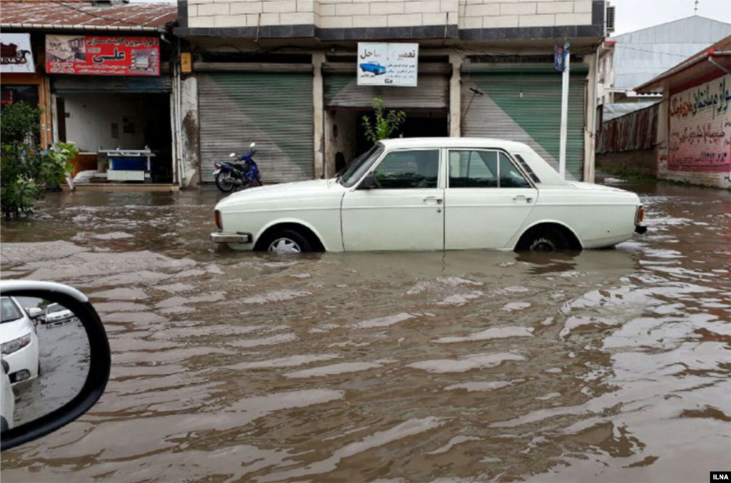 آب گرفتگی خیابان ها و معابر لنگرود در پی شدت بارندگی عکس: عباس طهماسبی 