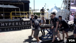 Kompetisi "Hyperloop Pod" di Los Angeles, suatu kompetisi yang sekali lagi menciptakan rekor kecepatan baru.