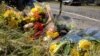 Ramos de flores en Sutherland Springs, Texas, dejados por residentes en el lugar del tiroteo en una iglesia bautista que dejó 26 personas muertas y decenas de heridos. Foto: Gesell Tobías, VOA.