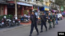 Security personnel is seen patrolling the crowd equipped with AK-47s and handguns, Phnom Penh, Cambodia, November 2, 2017.(Tum Malis/VOA Khmer)