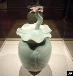 Cliff Lee's 'Lotus Vase with Flower' (2009). The artist is inspired by the many trips he made with his family to the National Palace Museum in Taipei.