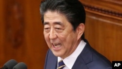 아베 신조 일본 총리가 28일 도쿄 국회에서 올해 내정과 외교 기본방침을 담은 시정연설을 하고 있다. 