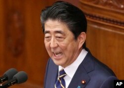 아베 신조 일본 총리가 28일 도쿄 의회에서 올해 내정과 외교 기본방침을 담은 시정연설을 하고 있다.