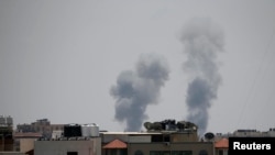 Asap hitam mengepul menyusul serangan udara Israel di Gaza, 29 Mei 2018. 