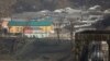 주요 언론들, 북-중 국경 봉쇄 해제 여부와 북한 경제난 주목