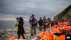 Refugiados y migrantes en un playa de la isla griega de Lesbos, después de cruzar el Mar Egeo, desde Turquía en una frágil embarcación. Foto de archivo. 