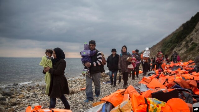 Refugiados y migrantes en un playa de la isla griega de Lesbos, después de cruzar el Mar Egeo, desde Turquía en una frágil embarcación. Foto de archivo. 