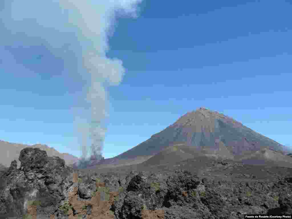 Vulcão do Fogo em erupção. Cabo Verde 23 de Novembro 2014