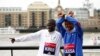 Abel Kirui du Kenya et Feyisa Lilesa de l’Éthiopie avant le marathon de Londres, le 20 avril 2017.