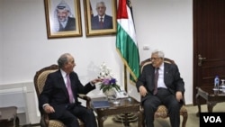 Utusan AS George Mitchell (kiri) saat melakukan pertemuan dengan Presiden Palestina Mahmud Abbas di Ramallah hari ini.