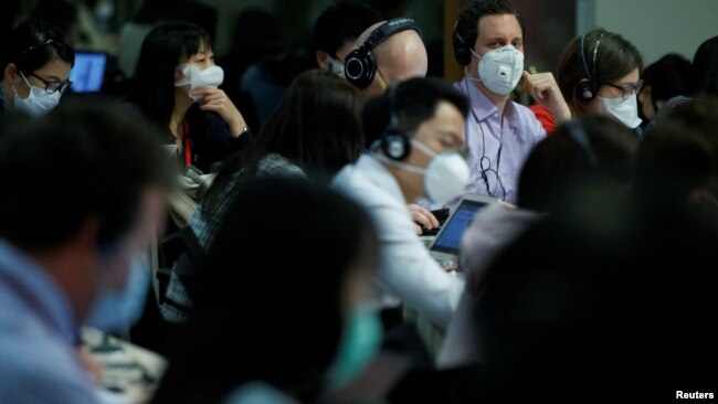 记者们在中国外交部举行的例行记者会上。（2020年3月18日）