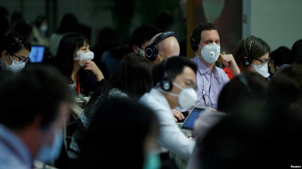 记者们在中国外交部举行的例行记者会上。(2020年3月18日)