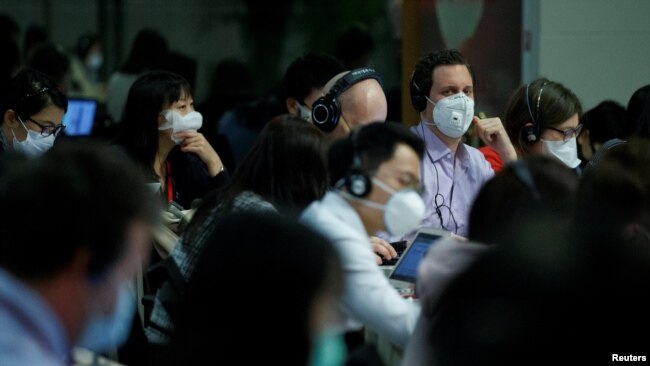 记者们在中国外交部举行的例行记者会上。(2020年3月18日)