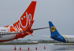 Sebuah pesawat Boeing 737-800 milik maskapai SkyUp (kiri) dan sebuah pesawat Boeing 737-900 milik Ukraine International Airlines di Bandara Internasional Boryspil, di luar Kiev, Ukraina, di tengah pandemi COVID-19, 26 Mei 2020. (REUTERS).