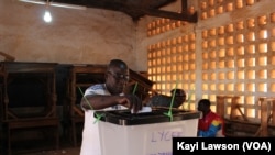 Un bureau de vote à Lomé, le 20 décembre 2018. (VOA/Kayi Lawson)