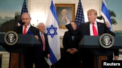 Durante el anuncio del presidente Donald Trump, el primer ministro de Israel, Benjamin Netanyahu, izquierda, dijo que "haría lo que tenga que hacer para defender al pueblo de Israel".