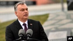 El primer ministro húngaro, Viktor Orban, pronunció un discurso en la inauguración del monumento al fallecido expresidente polaco Lech Kaczynski y víctimas de un accidente aéreo en Budapest, Hungría, el viernes, 6 de abril, de 2018.