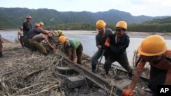 지난 9월 북한 노동자들이 최근 홍수 피해를 입은 함경북도 간평역과 신정역 사이 구간 철로를 복구하고 있다.