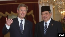 Presiden Jerman Christian Wulff (kiri) sebelum melakukan pertemuan bilateral dengan Presiden Susilo Bambang Yudhoyono di Istana Merdeka, Jakarta (1/12).