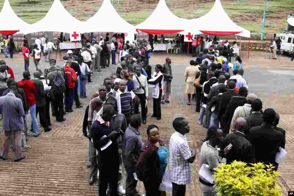 Kenyans line up to donate blood for those injured in Saturday&#39;s terrorist attack on a shopping mall, at Uhuru Park in Nairobi, Kenya. 