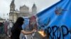Un manifestante quema una pancarta con una fotografía de la Fiscal General de Guatemala, Consuelo Porras, durante una protesta exigiendo la renuncia del presidente guatemalteco Alejandro Giammattei, el 29 de julio de 2021. 