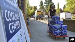 Volonteri donose vodu u Portlandu u Oregonu. (Foto: AP /Gillian Flaccus)