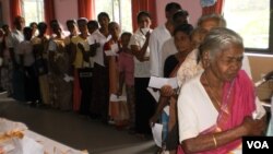 Mobile clinics provide eye care service to remote Sri Lankan villages. (Courtesy SOMS)