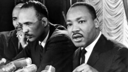 Dr. Martin Luther King (a dwat) nan yon konferans pou laprès nan vil Chikago, Eta Ilinwa, nan dat 7 janvye 1966.