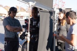 ທ່ານກຸສົນສະຫວັນ ກຳລັງຄວບຄຸມການສະແດງ