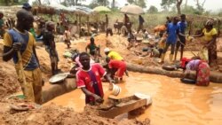 Les habitants du principal village d'extraction d'or du Cameroun vivent dans la misère