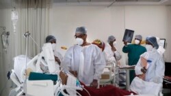 ڈاکٹر کیدار آئی سی یو میں مریضوں کا چیک اپ کرتے ہوئے۔