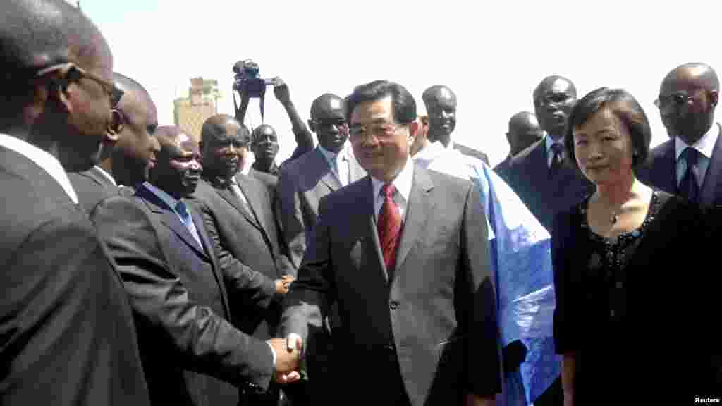 Le président Hu Jintao de la Chine (c) salue les autorités sénégalaises à son arrivée à l&#39;aéroport de Dakar, 13 février 2009.&nbsp;