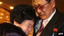 Bà Lee Son-hyang, 88 tuổi (trái) từ Hàn Quốc òa khóc khi gặp lại người em, ông Lee Yoon Geun, 72 tuổi ở Bắc Triều Tiên tại khu du lịch Núi Kim Cương, ngày 20/2/2014.