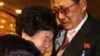 Bà Lee Son-hyang, 88 tuổi (trái) từ Nam Triều Tiên òa khóc khi gặp lại người em, ông Lee Yoon Geun, 72 tuổi ở Bắc Triều Tiên tại khu du lịch Núi Kim Cương ở Bắc Triều Tiên ngày 20/2/2014.
